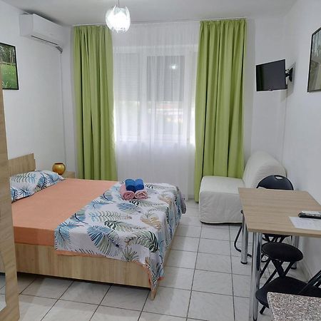 Geo Studios Saturn Kültér fotó