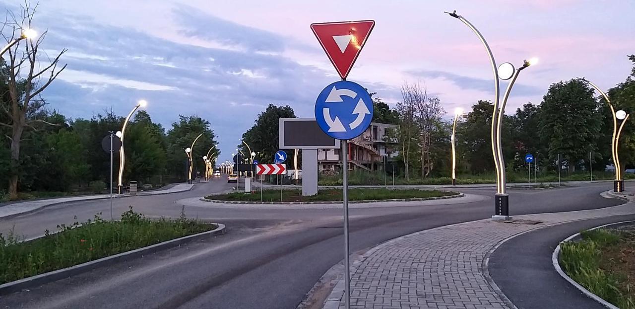 Geo Studios Saturn Kültér fotó